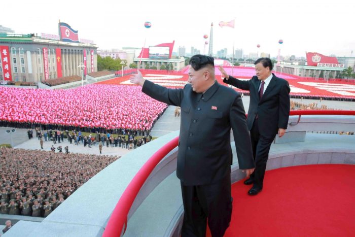 Kim Jong-un se hizo con el poder de Corea del Norte por el fallecimiento de su padre, en 2011. Se convirtió en el dictador a los 27, 28 o 29 años. Es difícil precisarlo, pues las informaciones varían según las inteligencias surcoreanas, inglesas o la versión oficial norcoreana. LA PRENSA / Agencias, a través de la agencia oficialista norcoreana KCNA.