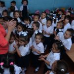 Dictadura entrega bono a maestros del sector público