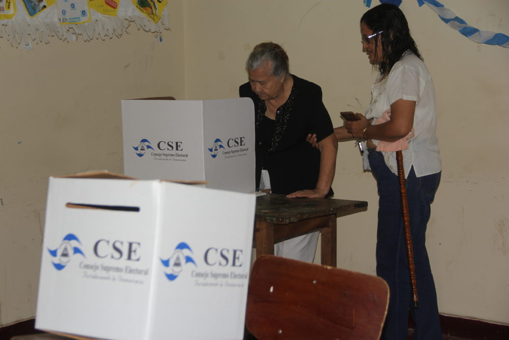 En las Juntas Receptoras de Votos en el departamento de León, asisten pocos votantes en relación a años anteriores. LA PRENSA
