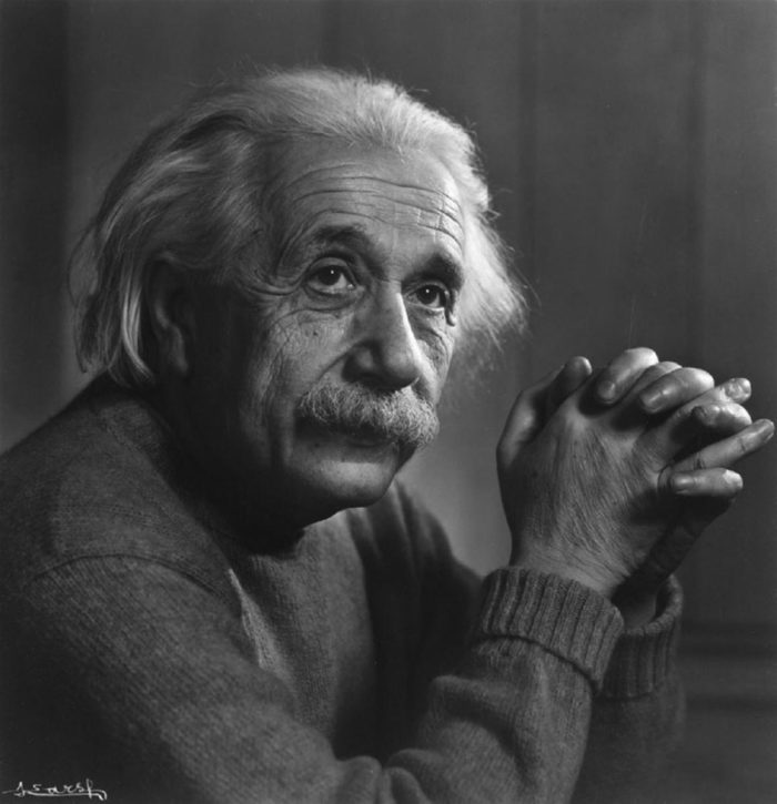 Albert Einstein físico de origen judío alemán que hizo grandes descubrimientos.