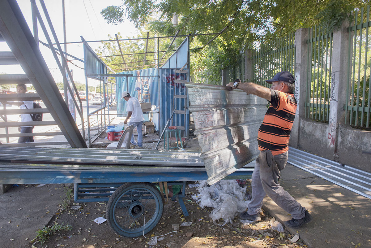 Este fin de semana empezó la reubicación de puestos en la zona de la UCA. Foto La Prensa / U. Molina.