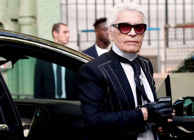 Diseñador de moda Karl Lagerfeld en aprietos por declaraciones sobre migrantes en Alemania