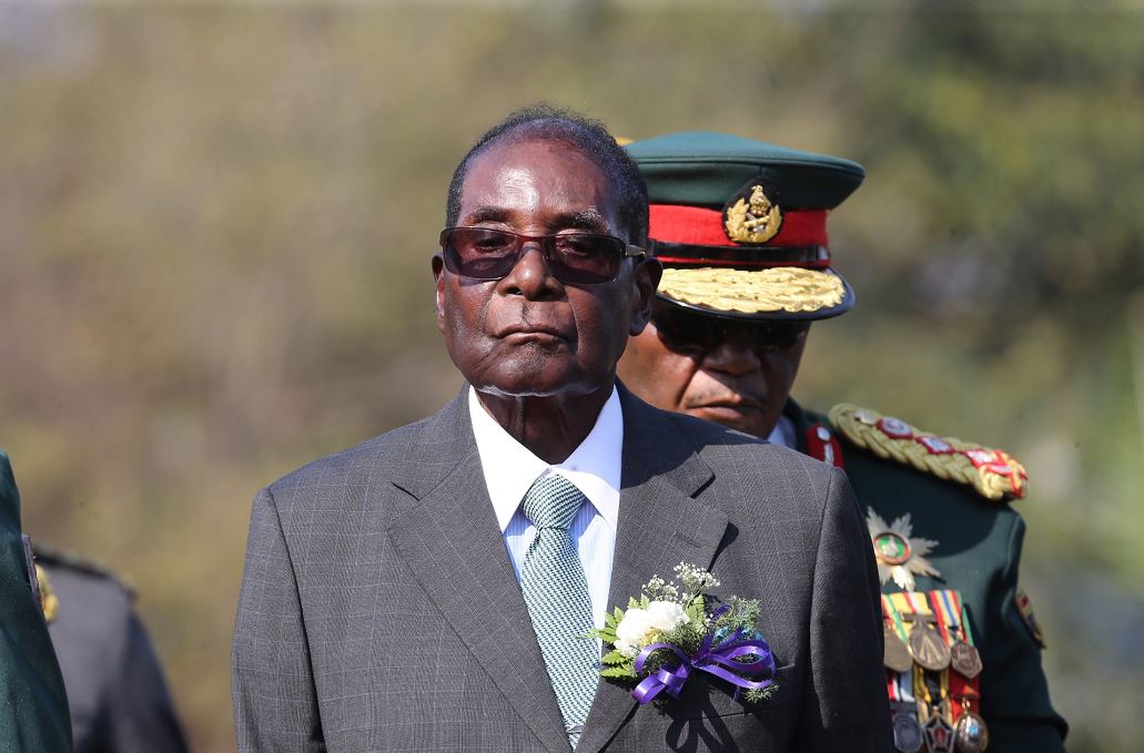 Robert Mugabe es destituido como presidente de su partido