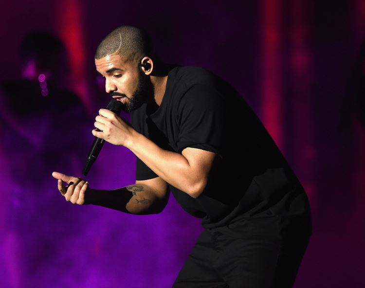Drake detiene un concierto por un hombre que manoseaba a las fans