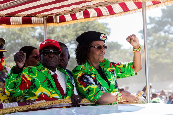 Presidente de Zimbabue aparece en público tras recibir golpe militar