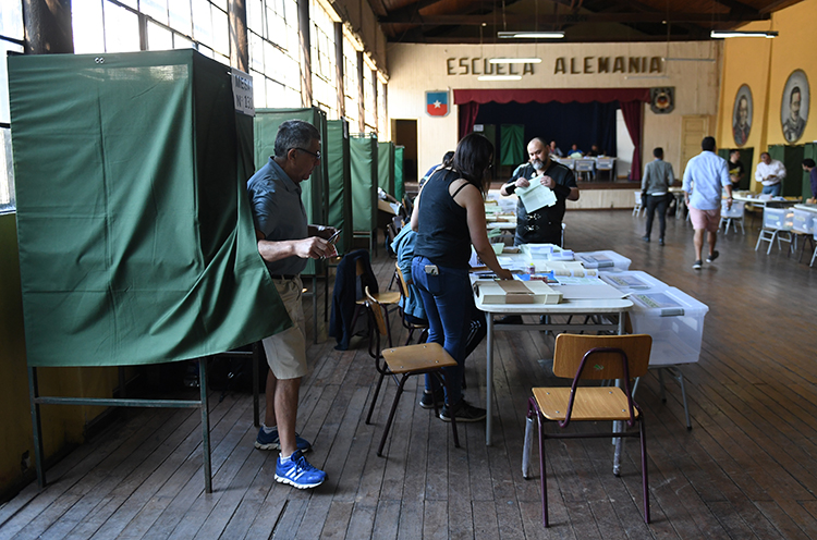 Chilenos participan en elecciones generales