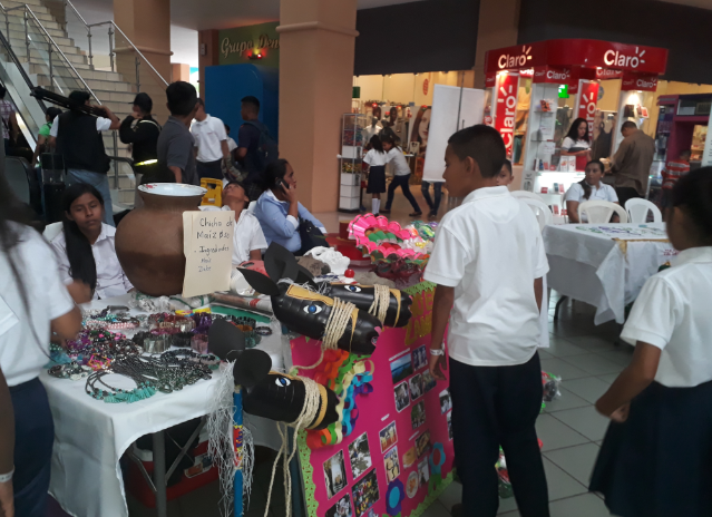 Estudiantes muestran su talento en feria escolar empresarial de Amcham