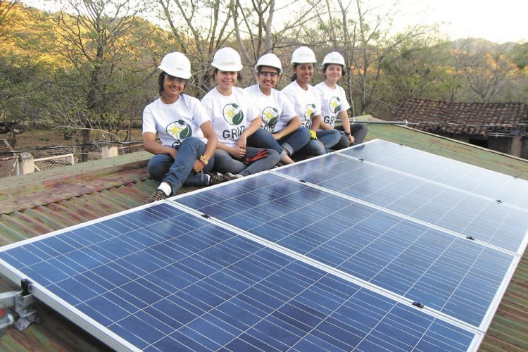 Mujeres elaboran paneles y cocinas solares