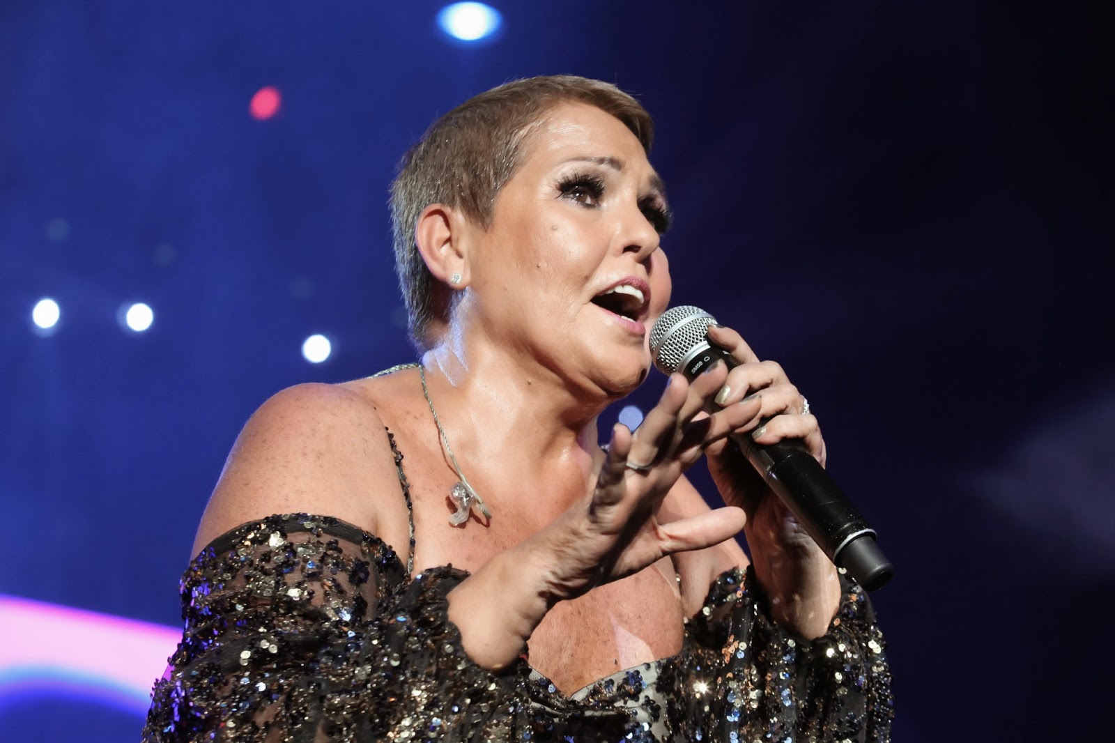La artista mexicana Lupita D’Alessio presenta su primer álbum en vivo