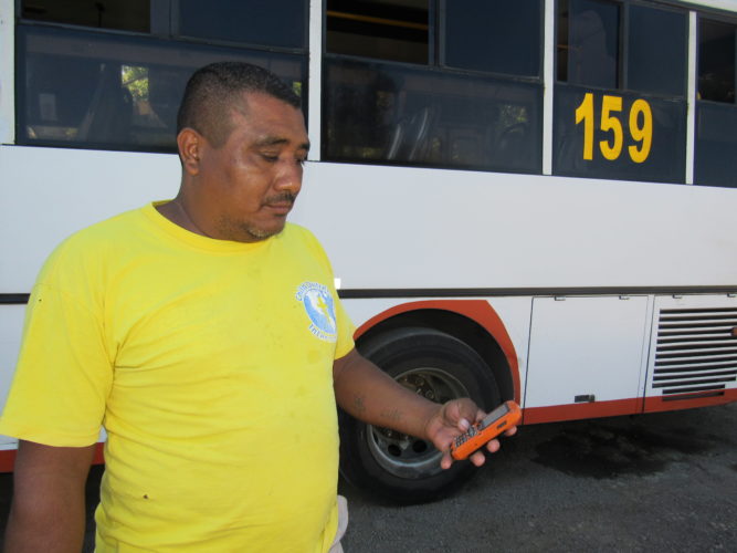 Policía libera al conductor que frustró un robo en un bus de Managua
