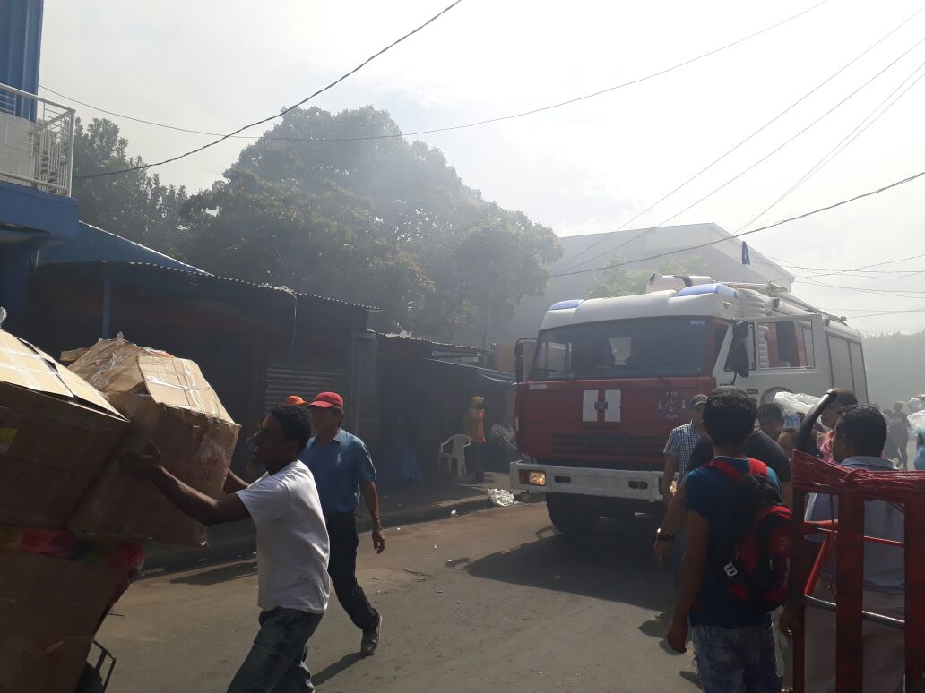 Un incendio consume varias tiendas en el Oriental