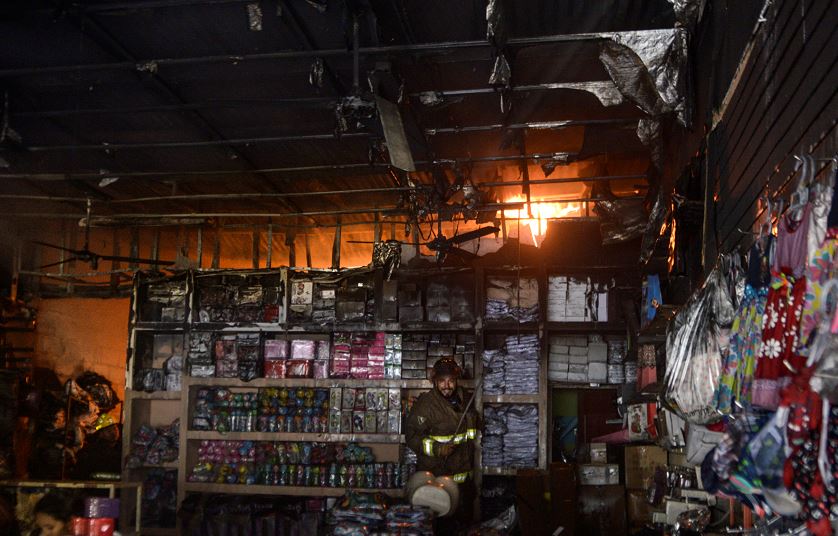 Incendio afecta unos 3,000 metros cuadrados del mercado Oriental