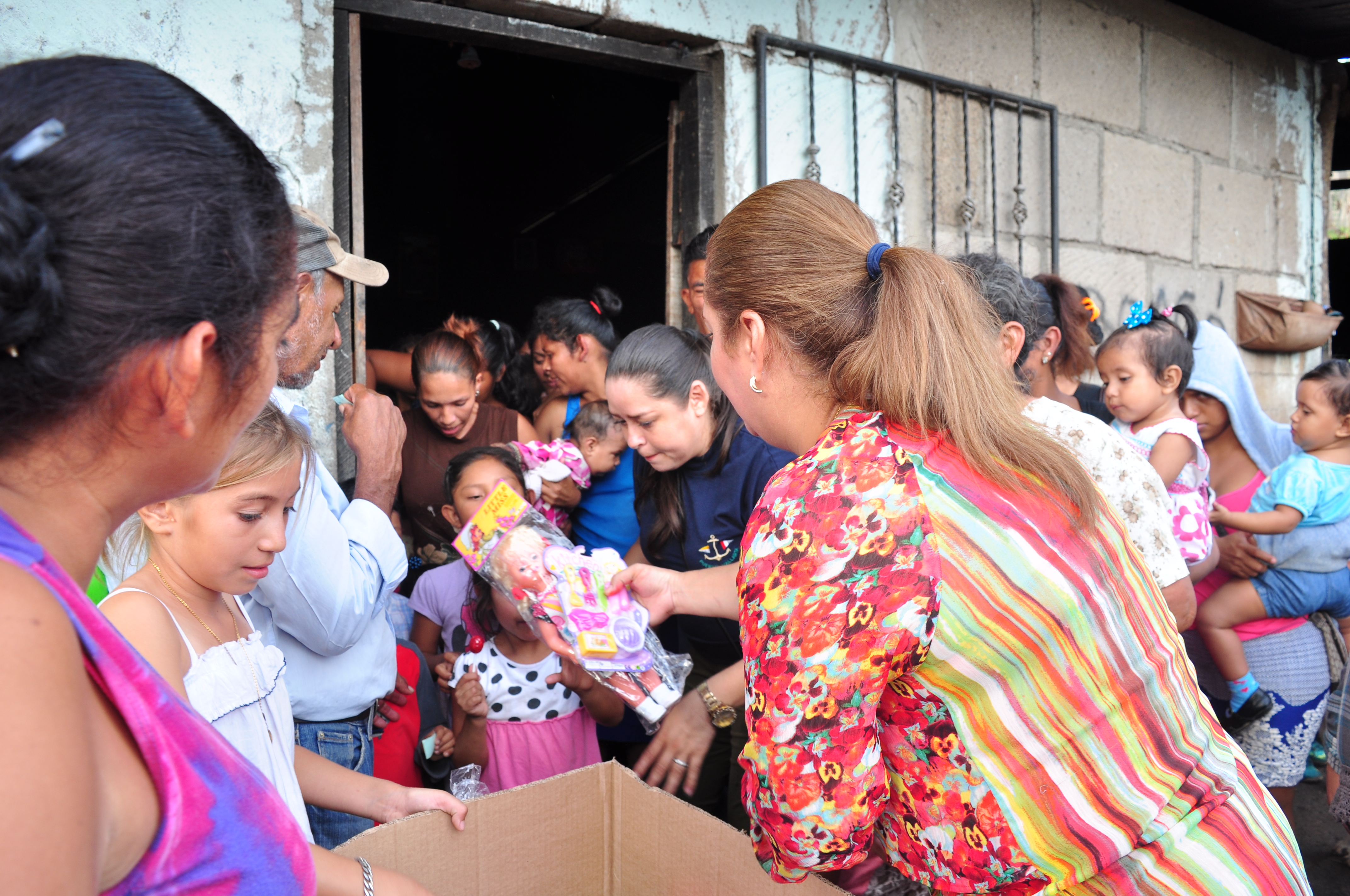 Boaqueña regala más de 300 juguetes a niños