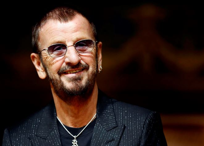 Ringo Starr condecorado por la reina Isabel II