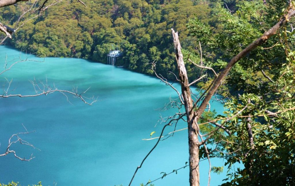 Así lucían las aguas de la laguna de Asososca, con un color turquesa, por efectos del volteo térmico. LA PRENSA/ URIEL MOLINA