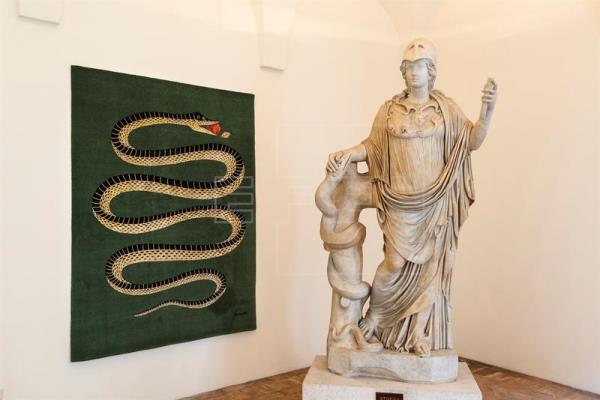 Reinvención de Fornasetti se mezcla e ironiza escultura clásica en Roma
