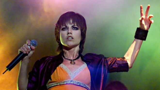 Abuso sexual y desorden bipolar: los demonios que acompañaron la difícil vida de Dolores O’Riordan, vocalista de The Cranberries