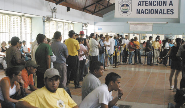 migración, cobros, Daniel Ortega, Nicaragua, trámites migratorios, varados, vacuna
