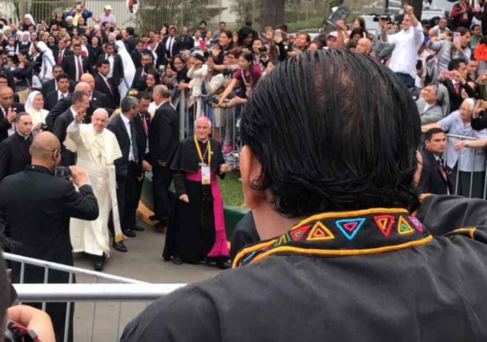 El momento en que Carlos Mejía Godoy le cantó al papa Francisco en Perú
