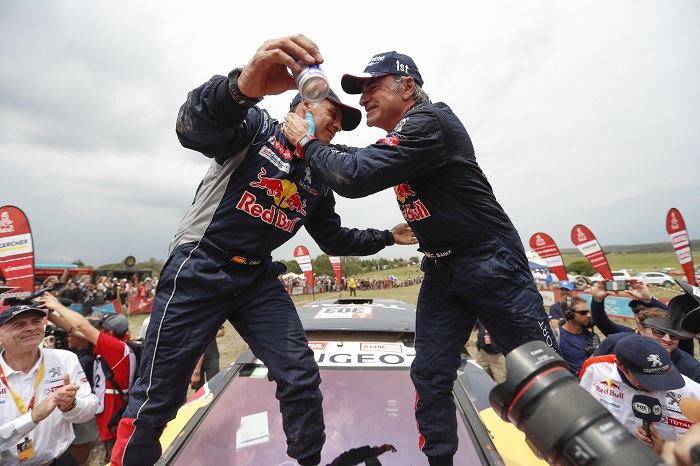 Carlos Sainz (derecha) celebra junto a su copiloto Lucas Cruz el triunfo en el rally Dakar 2018, que finalizó este sábado en Argentina. LA PRENSA/EFE/David Fernández
