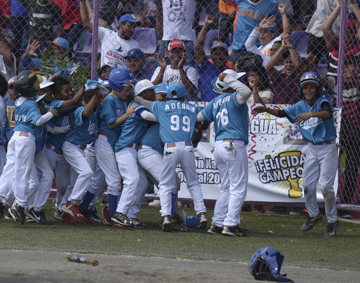 En un gran abrazo se fundieron los peloteros de Managua, que ganaron la final del Campeonato Nacional de Beisbol Infantil A al derrotar a Rivas en un vibrante partido.