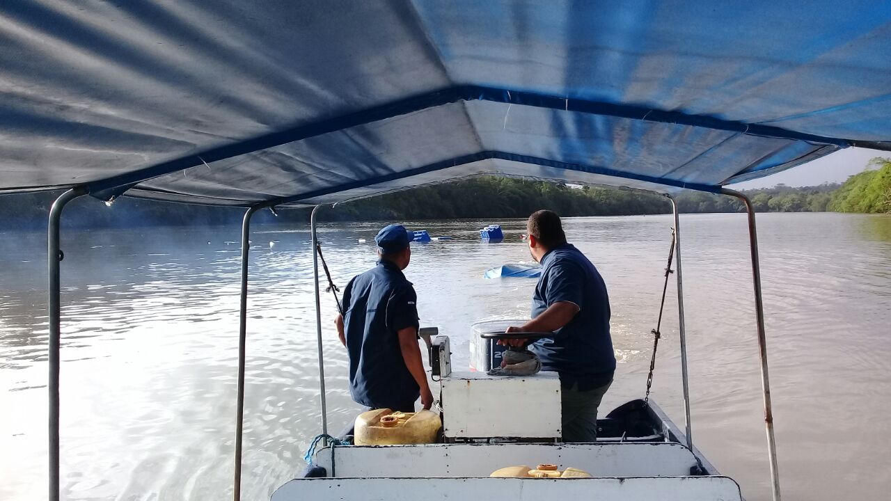 Rescatan a tripulantes de una lancha que naufragó en el Rama