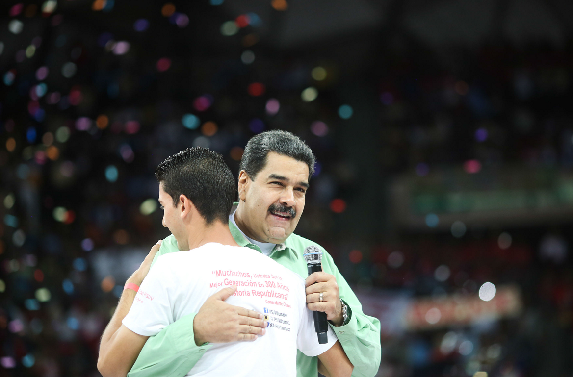 Nicolás Maduro abraza a un simpatizante del Chavismo en Venezuela. LA PRENSA /EFE/MIRAFLORES/SOLO USO EDITORIAL