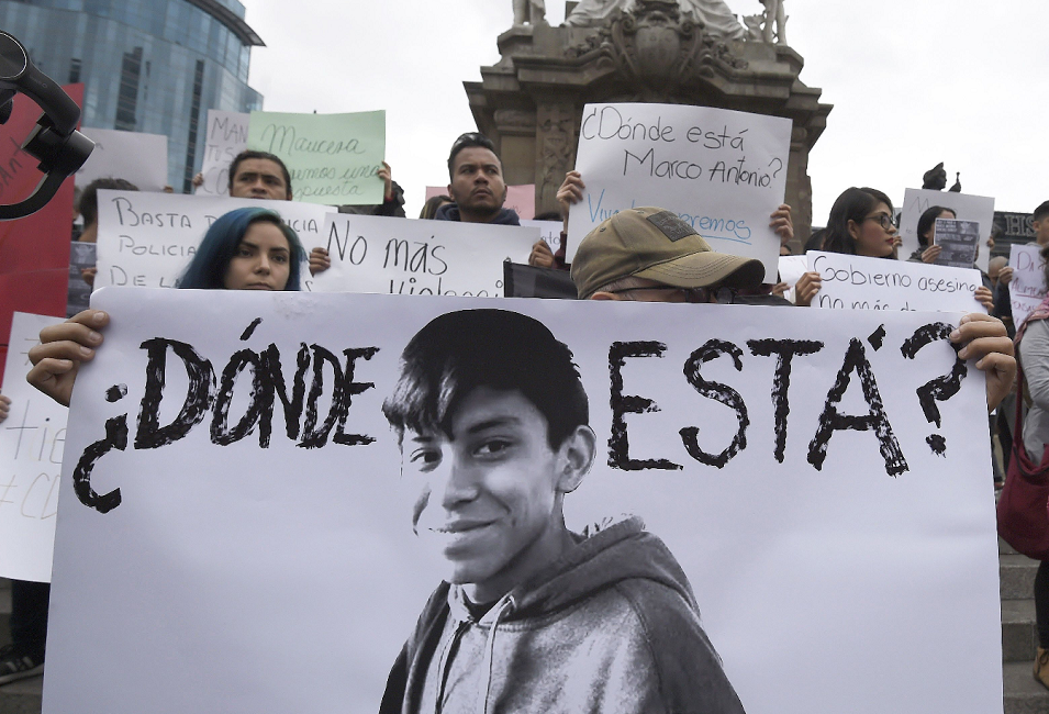 Protestas en CDMX, en la glorieta del Ángel de la Independencia. LA PRENSA / AFP / ALFREDO ESTRELLA