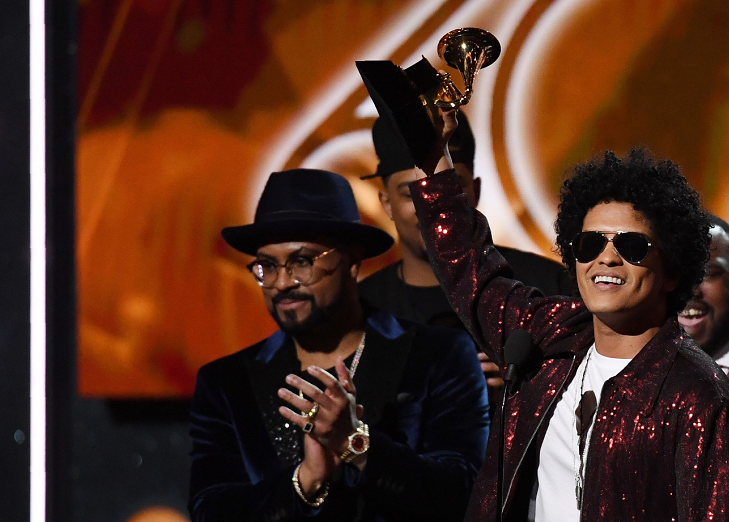 Bruno Mars levantando su Grammy. LA PRENSA / AFP / Timothy A. CLARY