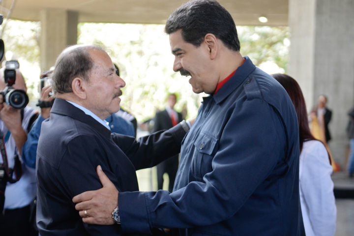 Daniel Ortega habla con el presidente venezolano, Nicolás Maduro, a su llegada a la conmemoración del tercer aniversario de la muerte del fallecido presidente venezolano Hugo Chávez. LA PRENSA/ AFP / FEDERICO PARRA