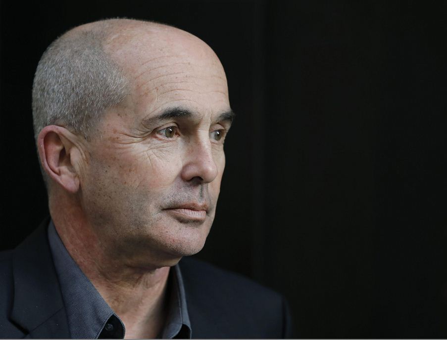 «La corrupción va de la Casa Blanca hacia abajo», dice el novelista Don Winslow