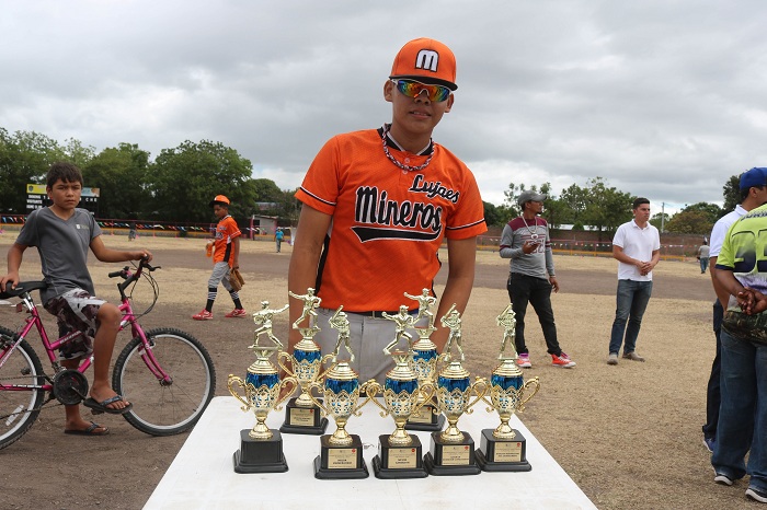 Jerald Bravo coleccionó siete trofeos por su actuación individual como lanzador e inicialista del equipo del Triángulo Minero, en el Campeonato Nacional de Beisbol Infantil AA que este viernes concluyó en San Isidro, Matagalpa. LA PRENSA/L.E. MARTÍNEZ M.