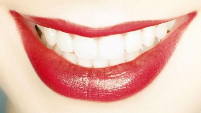 Los peligros del blanqueamiento dental ilegal y los terribles efectos secundarios que tiene