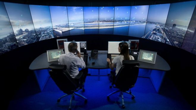 Así es por dentro la impresionante torre de control «virtual» que gestionará un aeropuerto en Londres a 120 km de distancia