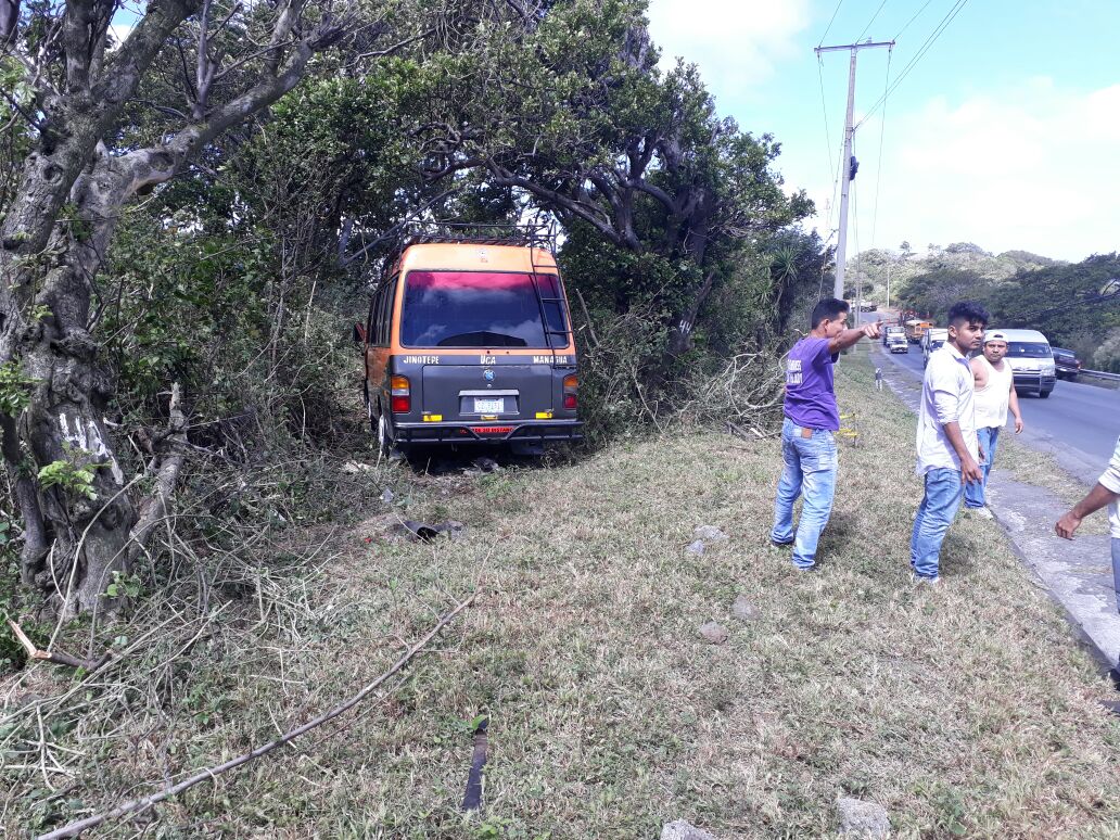 Conductor de interlocal queda sin frenos y salva de morir a 25 pasajeros