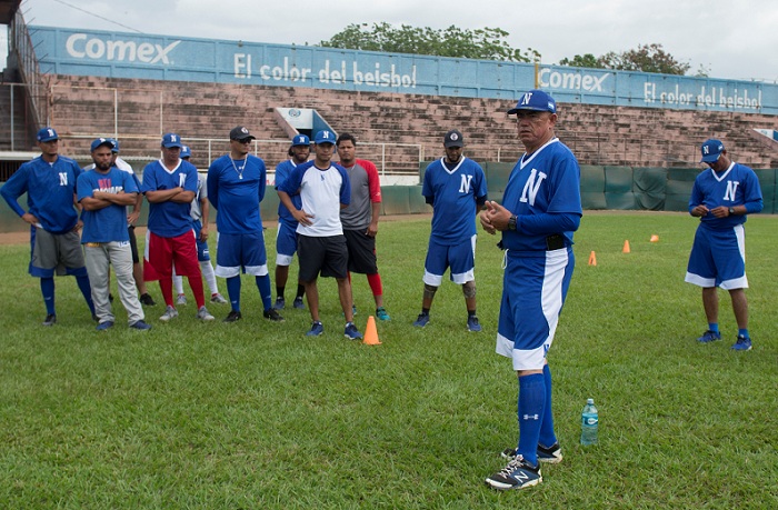 El mánager Julio Sánchez (derecha) destacó el trabajo del ex grandes ligas Everth Cabrera en el partido de preparación de la Selección Nacional de Beisbol frente a los Dantos. LA PRENSA/JADER FLORES