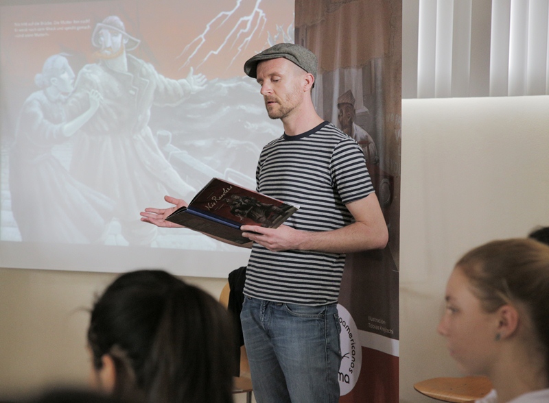 Tobias Krejtschi comparte ideas con estudiantes sobre el arte de la ilustración