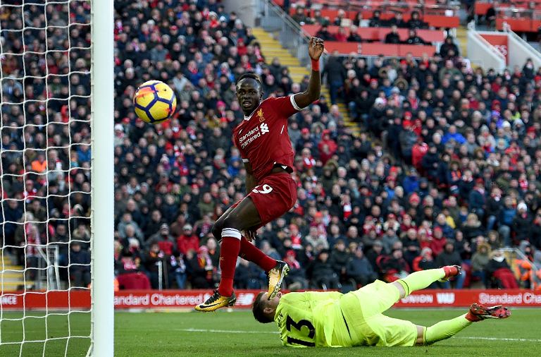 Liverpool golea y desplaza al Manchester United del segundo puesto