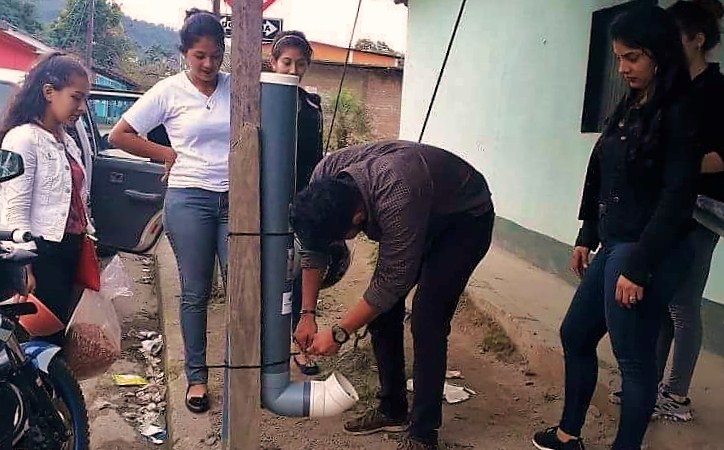 La idea de los jóvenes es colocar tubos PVC de cuatro pulgadas con comida en los codos, para que los perros callejeros puedan comer. LA PRENSA/ CORTESÍA