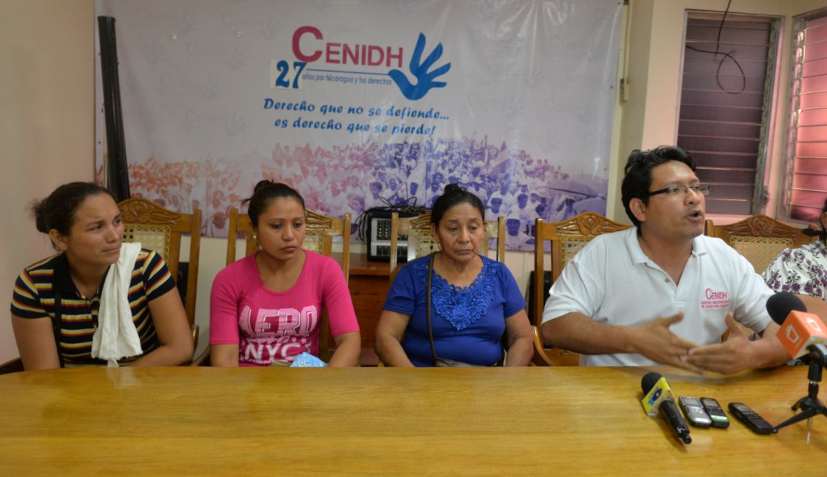 Familiares de detenidos tras balacera de León denuncian abuso de autoridad ante Juan Carlos Arce, abogado del Cenidh. LA PRENSA/J. FLORES