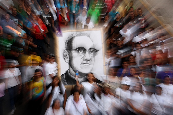 Monseñor Óscar Romero fue asesinado mientras oficiaba una misa. Tenía 62 años y sabía que pronto sería asesinado. LA PRENSA/ Agencias