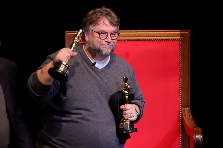Guillermo del Toro regresa a México y anuncia beca y exhibición