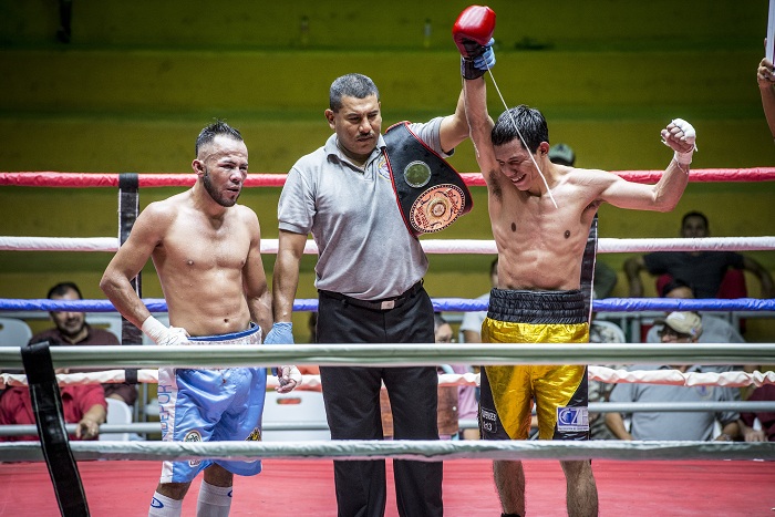 Robin Zamora venció por decisión a Lester Lara y ganó el título Fedelatin de las 126 libras de la Asociación Mundial de Boxeo (AMB). LA PRENSA/CARLOS VALLE