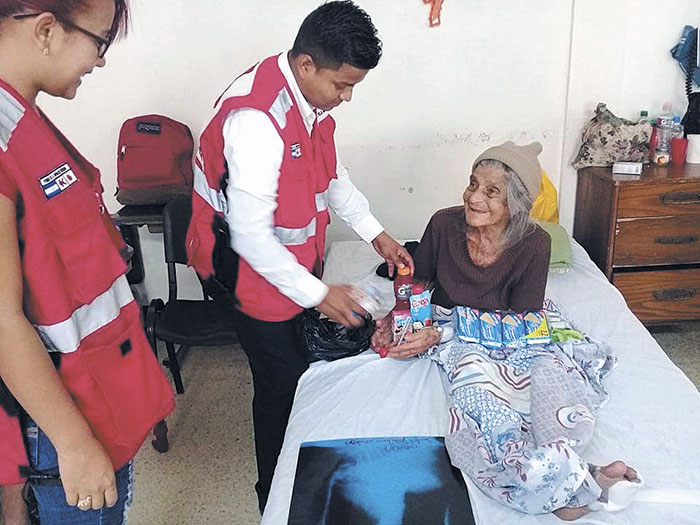 Ancianitos reciben apoyo en Madriz