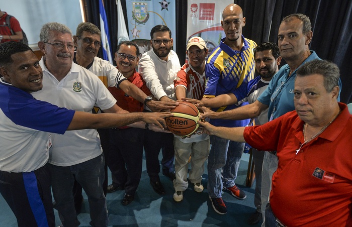 A la presentación de la Liga Premier de Baloncesto Universitario asistieron los representantes de los equipos que estarán en la contienda. LAPRENSA/Wilmer López
