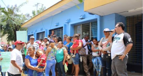 En medio de protestas envían a juicio a un joven por posesión de droga
