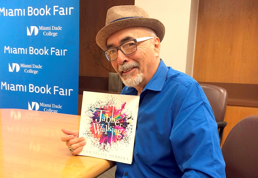 Una «juguetona» obra autobiográfica del poeta chicano Juan Felipe Herrera
