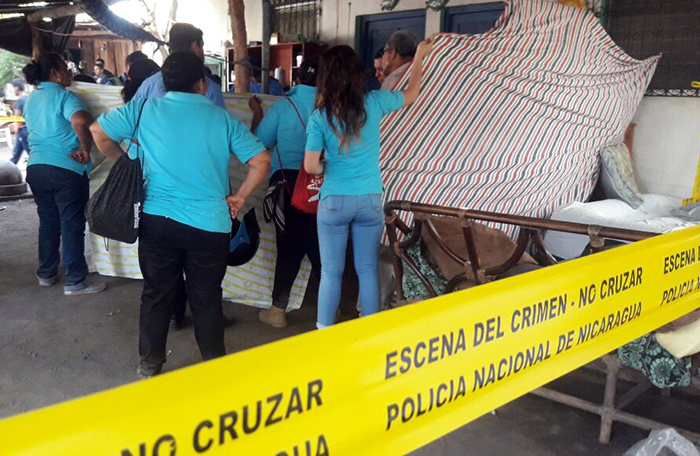 Autoridades y familiares con los cuerpos de los infantes fallecidos. LA PRENSA / Cortesía Cruz Roja