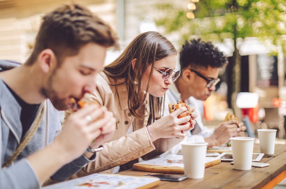 Cómo contribuir a buenos hábitos alimentarios en los adolescentes