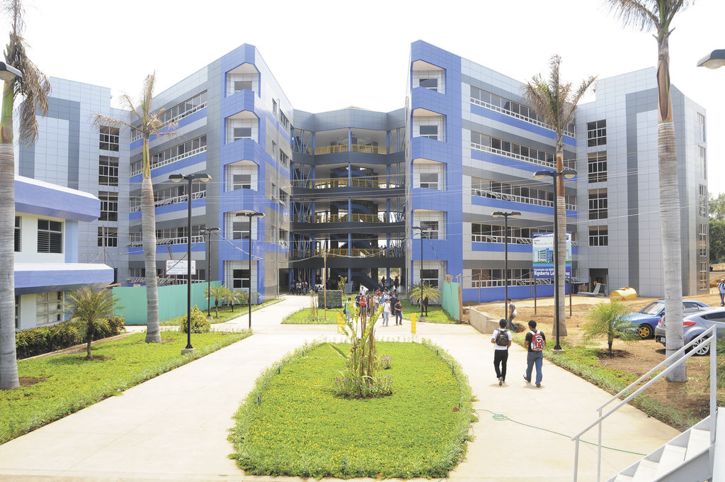 Fachada moderna del recinto de la UNI, en Managua. Foto archivo de LA PRENSA.